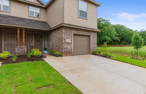 Luxurious 4 Bed Duplex Getaway! - Photo 16