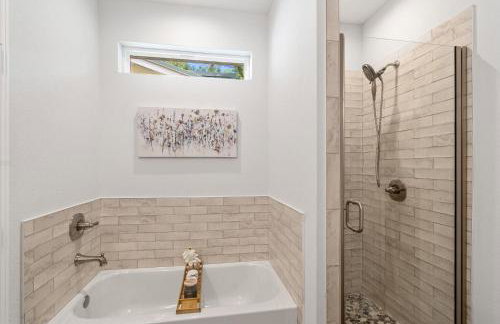 The Benjamin I - 2022 Built Luxury Retreat with Backyard Paradise with Hot Tub Outdoor Movie Screen Dock & Boat Rental - Foto 18