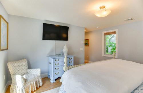 Coastal-Modern Home Less Than 3 Mi to Charlestown Beach! - Foto 14