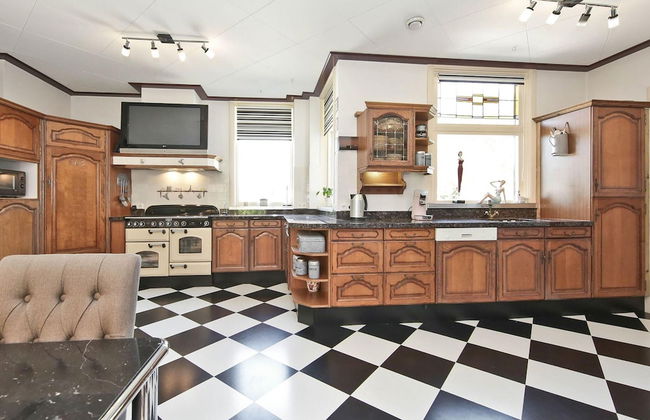 Characteristic Country House With Wellness - Foto 9