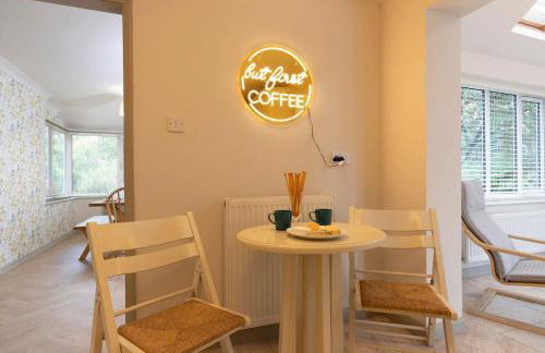 Hot Tub Free Parking 5 Bedroom Large Space - Photo 12