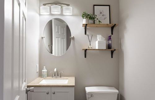 Capitol House - 3 Bed 1 Full and 1 Half Bath, Pet Friendly with Hot Tub walk to Lucas Oil Stadium - Foto 39