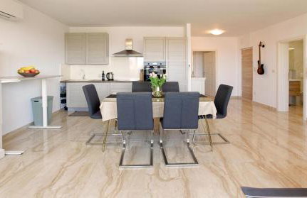 Modern 2-Bed Apt, Late check in available - Photo 12