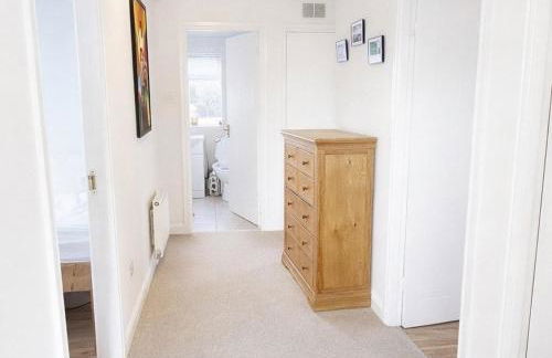 NEW! Large 4BR home by Shirestone Property, Driveway Parking, Near M40, Wifi - Photo 16