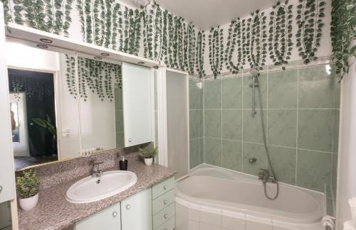 Jungle Urbain- Sauna - Ciné - Hamac - Hyper centre - Foto 32