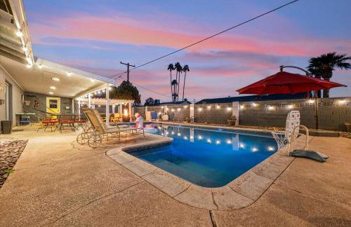 Vacation House! 6BR, FREE Heated Pool, Arcade & Hot Tub - Photo 18