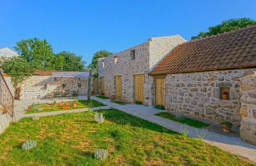 Heritage House Vrime - stone house with heated pool - Photo 17