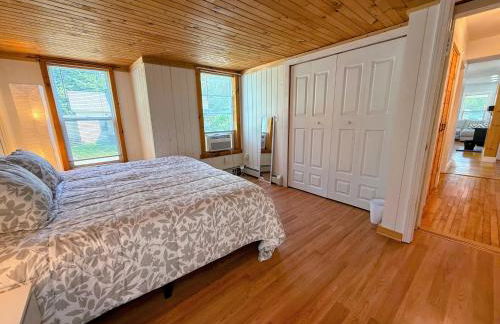 91M Renovated Bethlehem home with hot tub, firepit, large yard, walk to restaurants - Photo 22