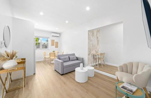 M Lake Worth Beach - Modern Villas Near West Palm Beach, Chic Retro Vibes, King Bed, Cozy Backyard, BBQ, Workspace, High-Speed Internet, Free Parking, 5 Minutes to Downtown & Beach - Foto 52