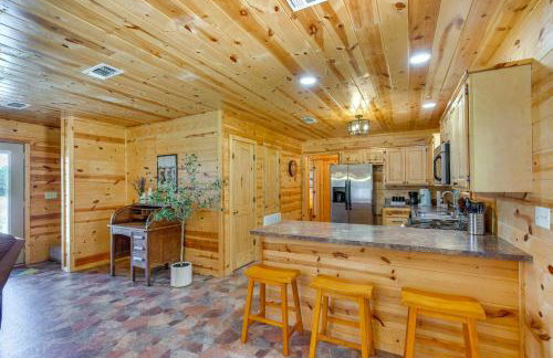 Cabin on Lake Raymond Gary with Dock, Grill and Views! - Foto 7