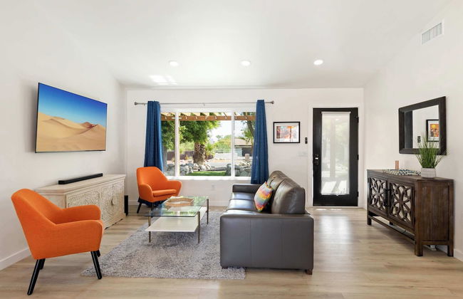 Experience Modern Luxury at Desert Hideaway - Foto 25