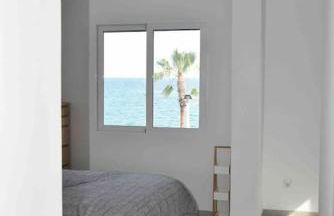 Villa en primera línea de mar con piscina privada - Foto 17