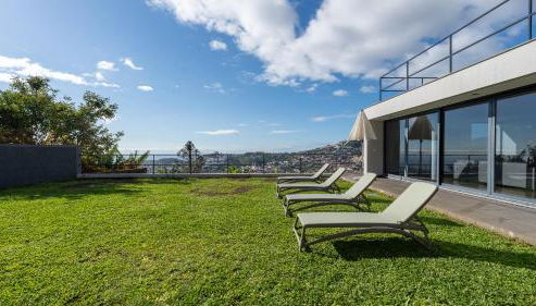 Villa Jamboeiro by LovelyStay - Foto 2, sunbed, Garden view