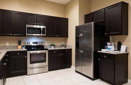 Gated townhouse with 2 suites, heated pool, hot tub - Photo 8