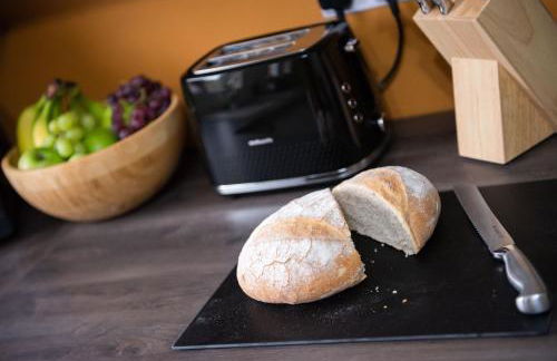 Central 3-Bedroom House Sleeps 5 with Parking - Foto 29