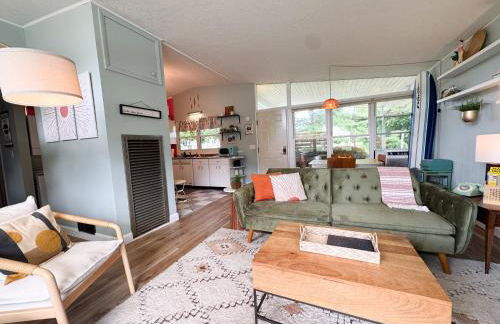 Mid-Century Modern Themed Home with Outdoor Hot Tub - Foto 33