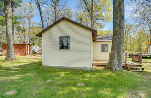 Stone Lake Cabin with Private Deck and Fire Pit! - Foto 21