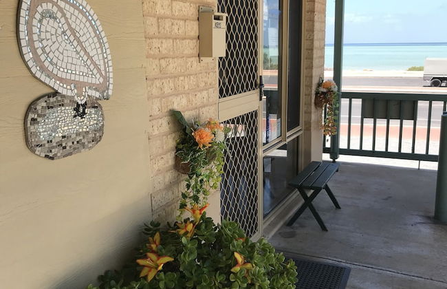 Shark Bay Seafront Apartments - Photo 2