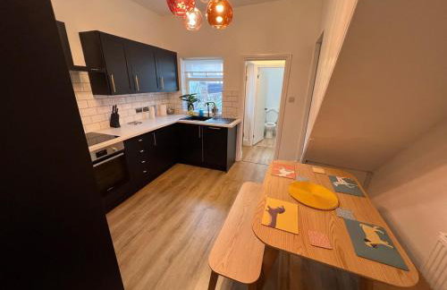 Altrincham House - 2BR - Sleeps 6 - WiFi - Parking - Foto 24