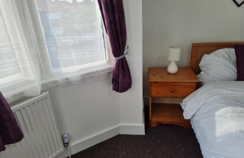 Entire 3 bedroom home with Parking in Welling, London, UK - Photo 50