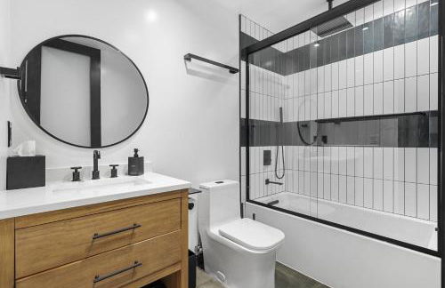 NEW Luxury Concrete Home Just Minutes from the Beach - Foto 8