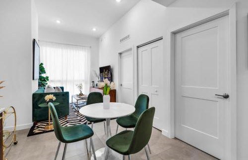 Miami Magic Vibrant 2 Bedroom with Free Parking - Photo 4