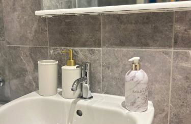 Modern Central Manchester Condo Next To AO Arena - Parking - Local Attractions - Foto 30