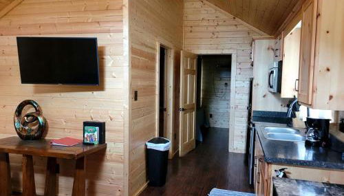 One Bedroom Log Cabin for Family and Pet Friendly Glamping in Pipe Creek, Texas - Foto 3