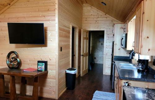 One Bedroom Log Cabin for Family and Pet Friendly Glamping in Pipe Creek, Texas - Foto 3