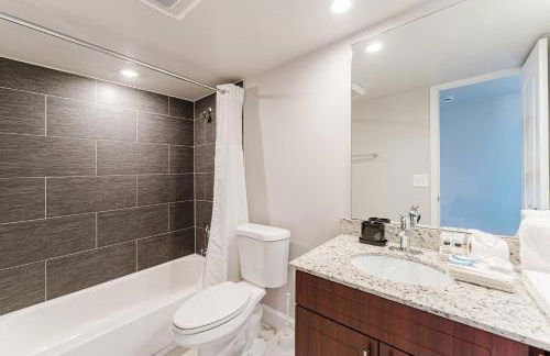 Boca Beachside 2BR 2BA with Pool and Balcony Steps to Sand - Foto 17