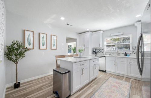 Wood Circle House - Dog Friendly with Fenced in Backyard - Foto 34