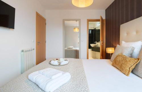 Modern Flat with Balcony & Garage by HostWise - Foto 8