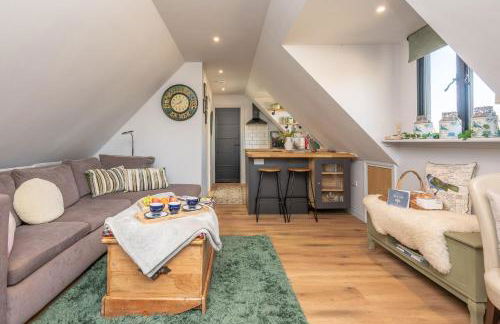 Peaceful Stylish Entire Apartment - Views, Gardens, Firepit, Balcony - Photo 31