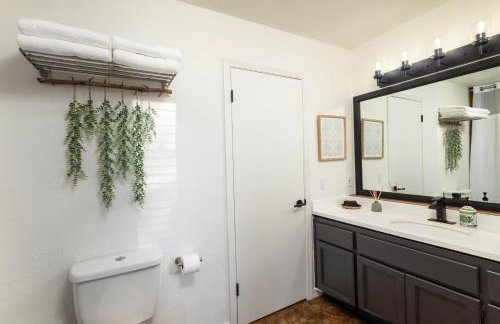 Luxe Boutique-Style Home w/Indoor Hot Tub - Foto 29