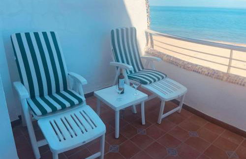Apartamento en primera línea de playa con piscina y garaje gratuito - Foto 10