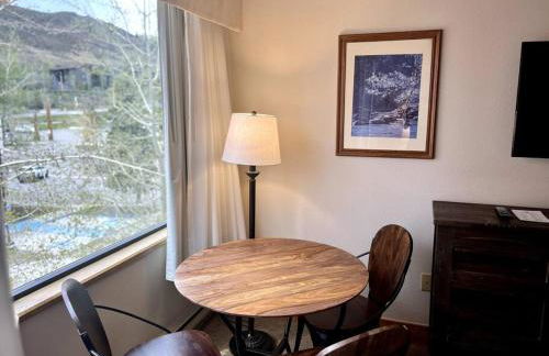 MT CB Mountain Side with King Bed, Hot Tub, Pool & Kitchen! - Foto 15