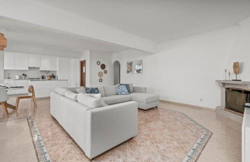 Elegant Flat with Pool & Balcony by HostWise - Foto 14