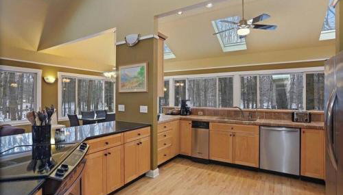 Woodshores Retreat - cozy retreat, hot tub, Lk MI - Foto 3