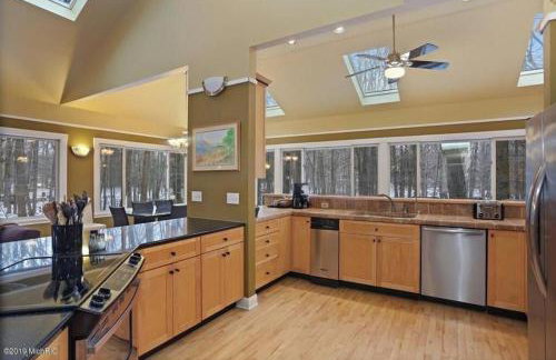 Woodshores Retreat - cozy retreat, hot tub, Lk MI - Photo 3