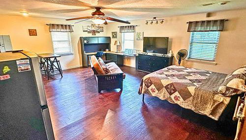 Texas Speedway Retreat: Desk + Cowboy Dipping Pool by Vacation Your Way - Foto 4