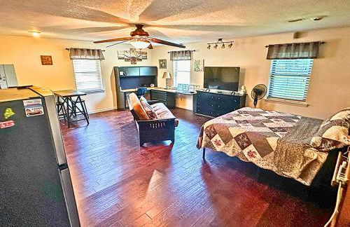 Texas Speedway Retreat: Desk + Cowboy Dipping Pool by Vacation Your Way - Foto 4