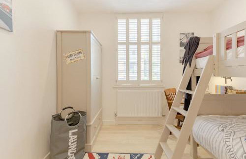 Elegant Epsom Family - Photo 23