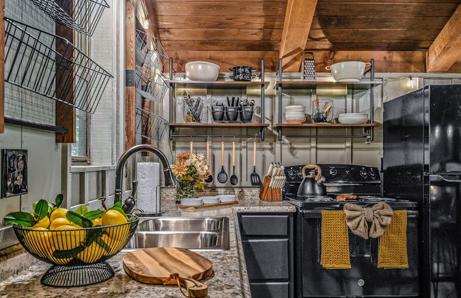 Light'n Bug Bungalow 1 Bedroom Cabin by RedAwning - Photo 18