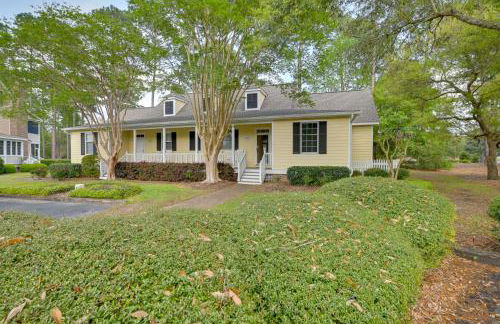 Cottage with Deck and Pool Access about 6 Mi to Beach - Foto 1