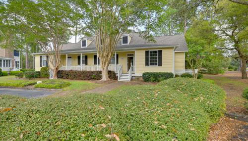 Cottage with Deck and Pool Access about 6 Mi to Beach - Foto 1