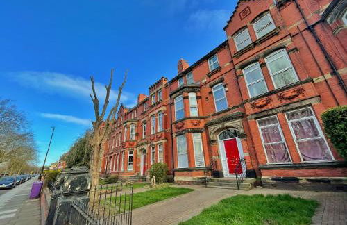 AdeamStays provides Beautiful centrally located 1 and 2 bed apartments on Liverpools Boulevard - Foto 42