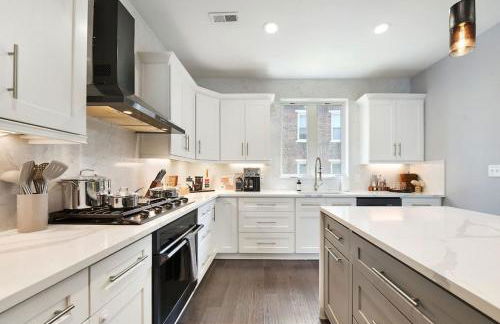 HostWise Stays - The Charlotte - Rooftop patio, Garage Parking, Prime Location, Large 3 Story Home - Foto 26