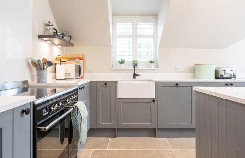 Knyvetts sleeps 6, 3 double beds, pretty garden - Foto 19