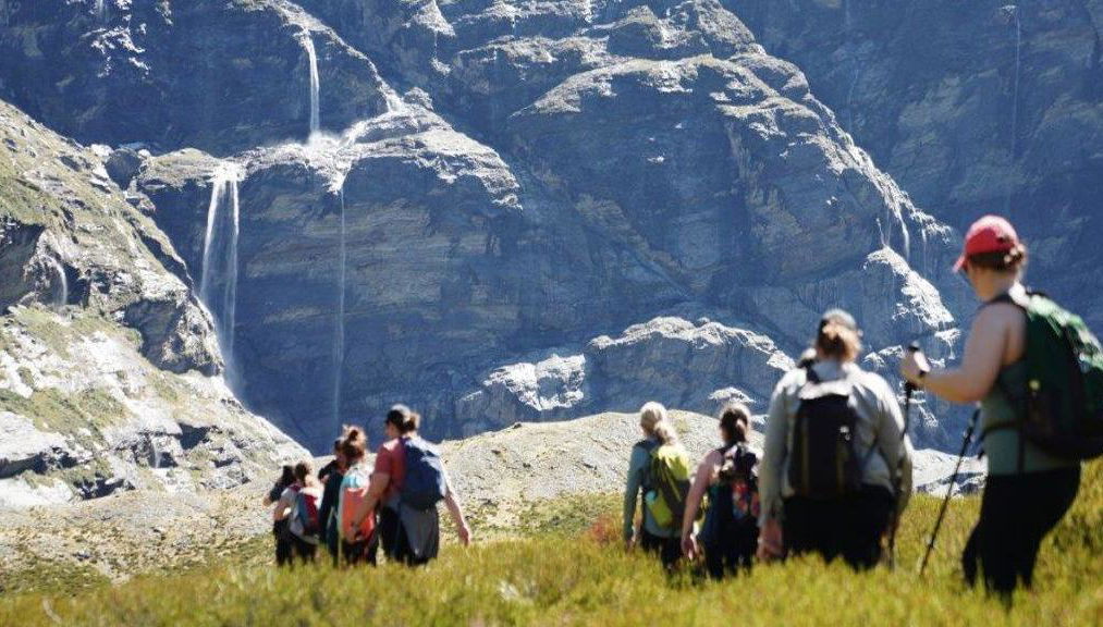 Descubre las Cascadas de la Tierra Media - Excursión en Helicóptero y Senderismo - Foto 2