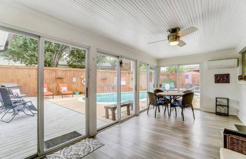 Poolside Bungalow with Fire Pit Fun and King Suite - Foto 27